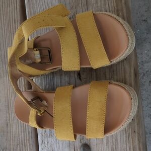 Universal thread espadrille sandals size 6 yellow